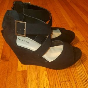 Torrid Black strappy wedge size 13w